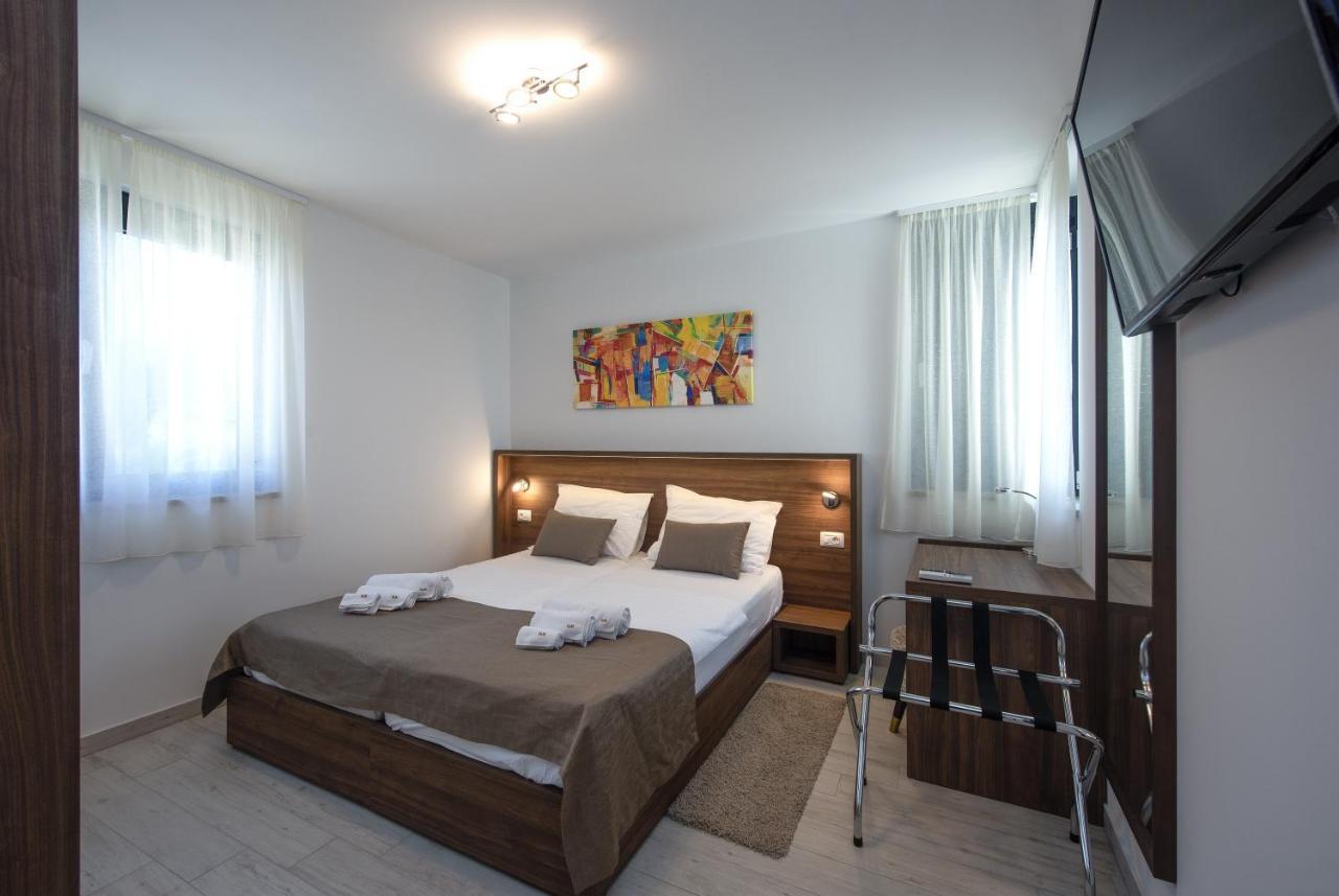 Family Friendly Apartments With A Swimming Pool Sveti Filip I Jakov, Biograd - 19325 Buitenkant foto